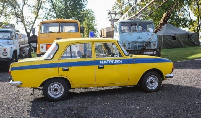Автомузей в Литве, где выставлены машины из сериала "Чернобыль" (33 фото)