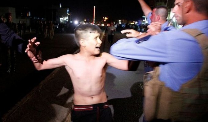 Иракская полиция задержала мальчика-смертника (5 фото + видео)