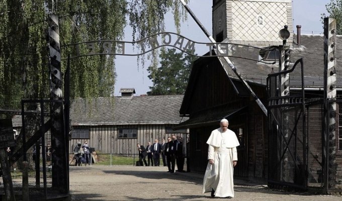 Папа римский посетил Освенцим и помолился за жертв лагеря смерти (35 фото)
