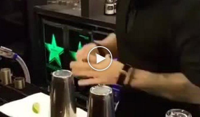 Ловкий бармен показывает красивые трюки