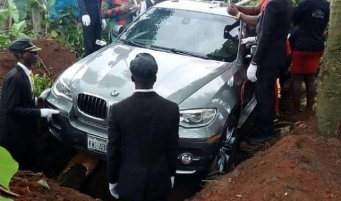 Нигериец похоронил своего отца в BMW стоимостью 66 тысяч долларов (3 фото)