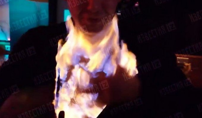 В баре Петербурга официантка облила гостя абсентом и подожгла его (3 фото + видео)