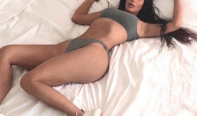 Пользователи затроллили Ким Кардашьян за её нелепую позу на кровати (11 фото)