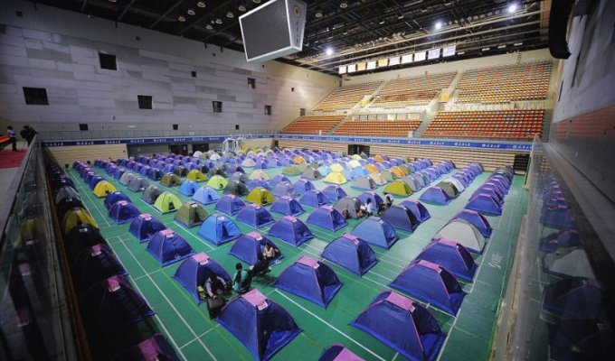 Родители китайских студентов три дня живут в палатках, пока их дети обустраиваются (10 фото)