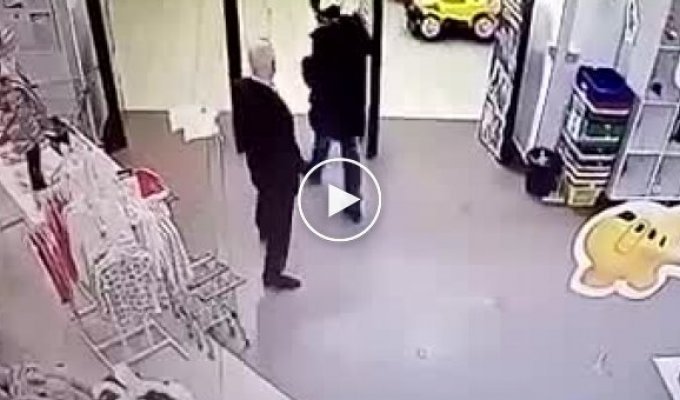 В Москве парень нагло попытался вынести одежду из магазина, а потом избил охранника