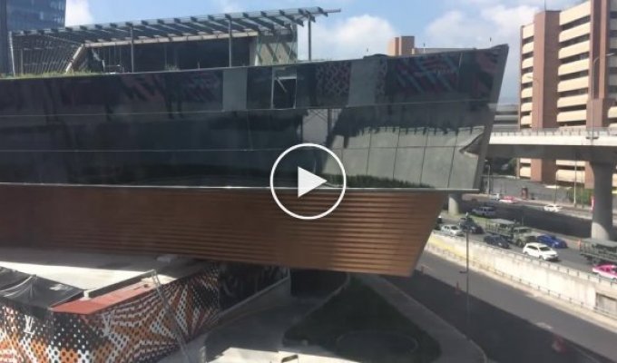 Обрушение торгового центра в Мехико