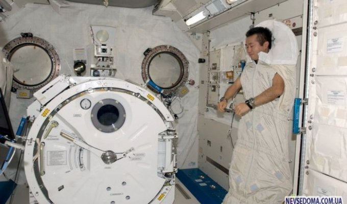 Как в условиях невесомости на МКС спят астронавты (9 фото)
