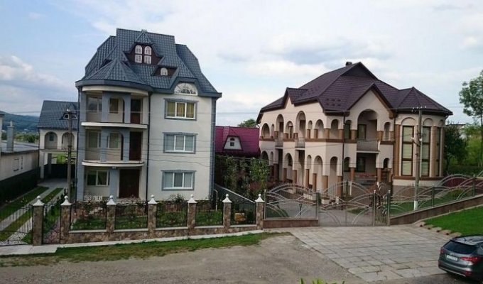Дворцы и замки в украинском селе Нижняя Апша (19 фото)