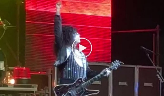Пол Стэнли загорелся во время концерта группы Kiss