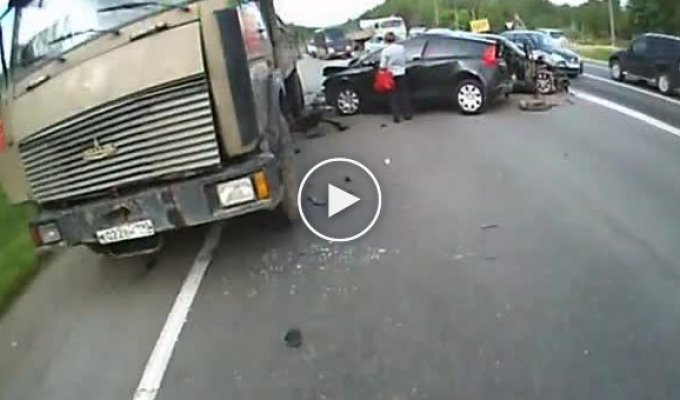 Девушка водитель врезалась в стоящий грузовик