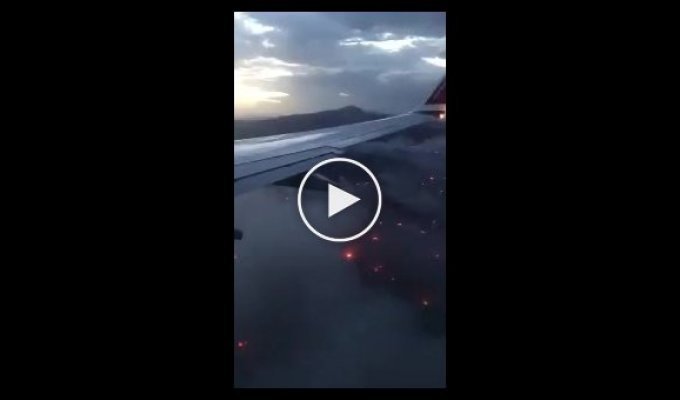 Лесные пожары в Греции - вид из самолета