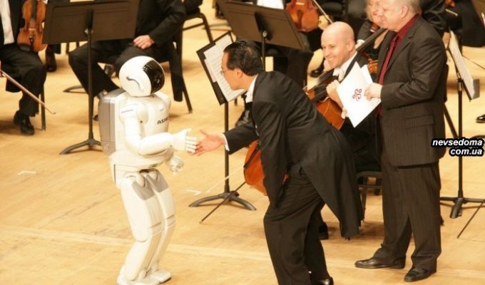 Робот Asimo способен дирижировать оркестром! (4 фото)