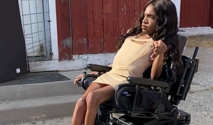 Аарон Филипп стала первой темнокожей трансженщиной-моделью в инвалидном кресле (13 фото)
