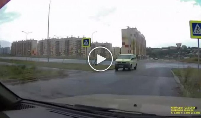 Водитель пнул мобильный радар в Чебоксарах