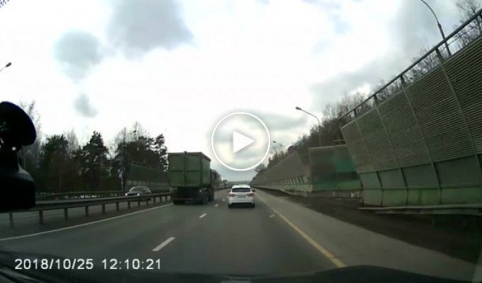 Дальнобойщик протаранил остановившиеся перед светофором автомобили в Подмосковье