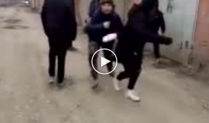 Омские школьники кидаются камнями в пожилых людей