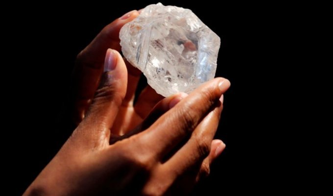 Британский ювелирный дом Graff стал обладателем крупнейшего в мире необработанного алмаза (3 фото)