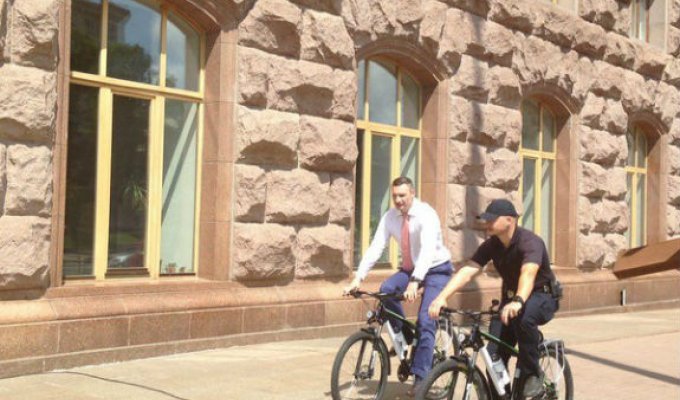 Кличко передал 100 велосипедов патрульной полиции (фото)