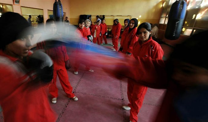 Тренировка женской сборной Афганистана по боксу (8 фото)