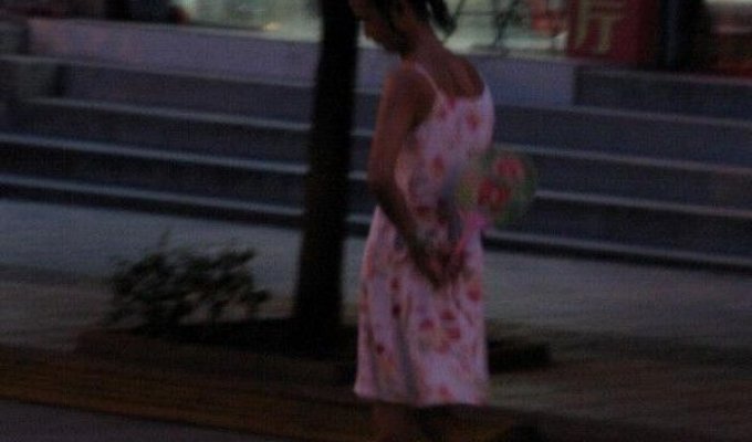  Симпатичная китайская девушка гуляет по улице (7 фото)