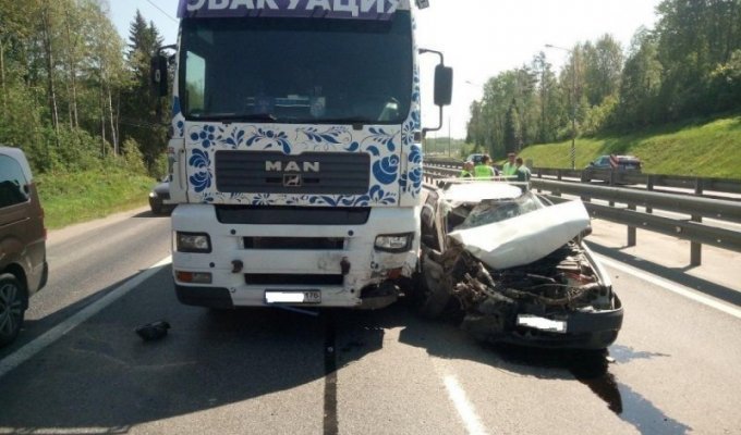 ДТП с участием двух грузовых и легкового автомобиля в Ленобласти (4 фото + 1 видео)