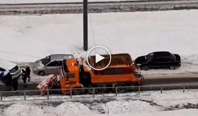 В Петербурге водители вручную перепарковали каршеринг, мешавший уборке снега