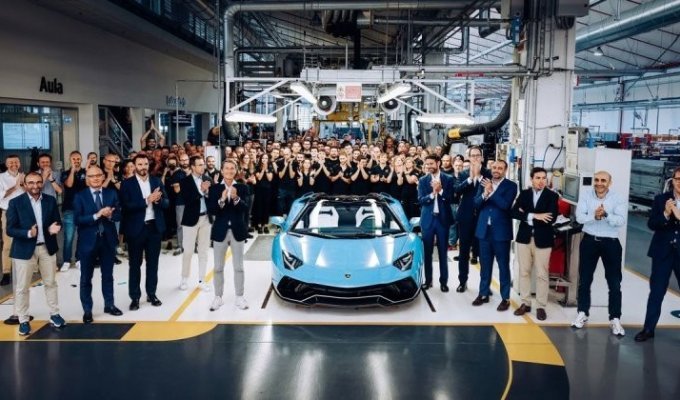 Конец чистокровной эры V12: Lamborghini прекращает производство Aventador (17 фото)