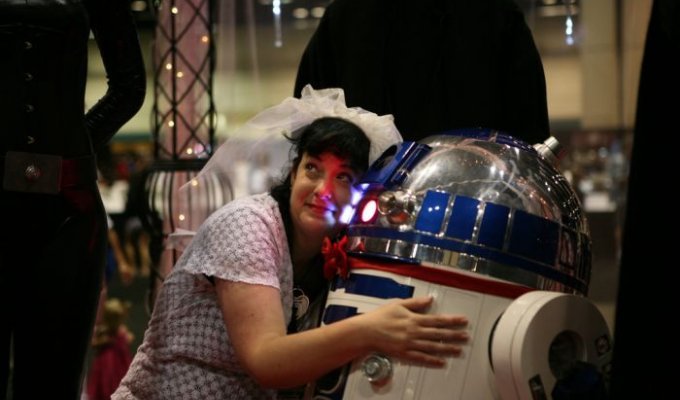 Женщина вышла замуж за R2-D2 (10 фото)