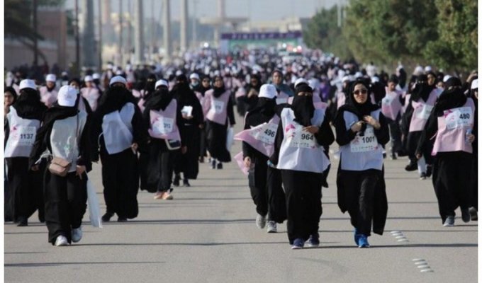 Фееричное зрелище: в Саудовской Аравии состоялся первый в стране марафон (7 фото)