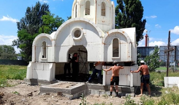 В Херсоне построили церковь из пенопласта (6 фото + видео)