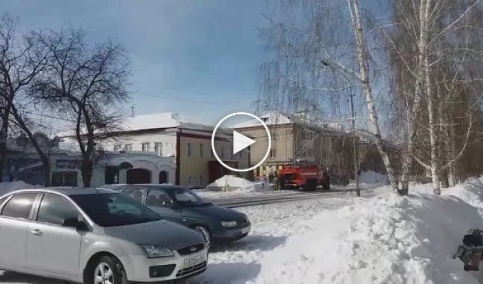 Уборку наледи в Катайске доверили пожарным