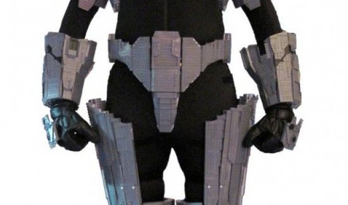 Необычный костюм из кубиков LEGO (4 Фото)