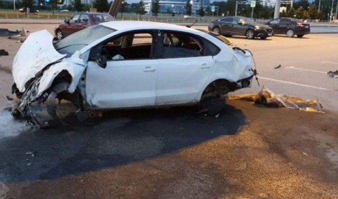 Авария в Екатеринбурге: таксист влетел в парковку на скорости 140 км/ч (3 фото + 2 видео)