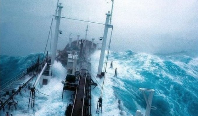 Корабли в шторм (40 фото)