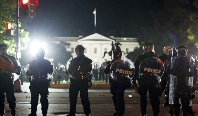 Дональд Трамп спустился в бункер Белого дома, чтобы спрятаться от протестующих (1 фото)