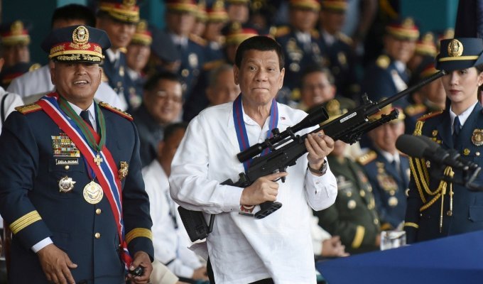 Президент Филиппин разрешил жителям стрелять в коррупционеров. Убивать их все еще нельзя
