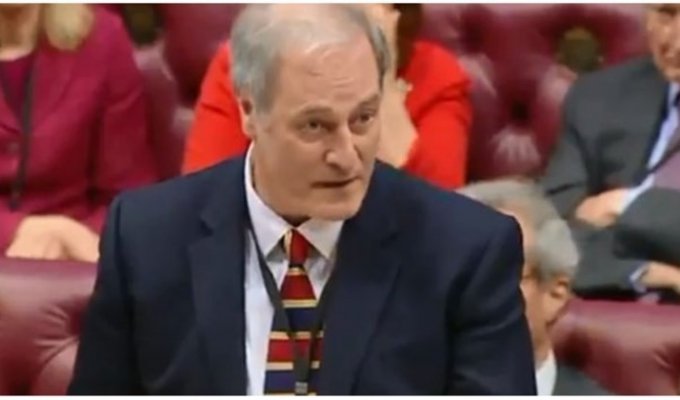 Британский лорд подал в отставку из-за того, что опоздал на заседание парламента (2 фото + 1 видео)