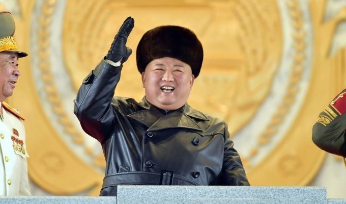Ким Чен Ын похвастался новой баллистической ракетой на военном параде в Пхеньяне (29 фото + 1 видео)