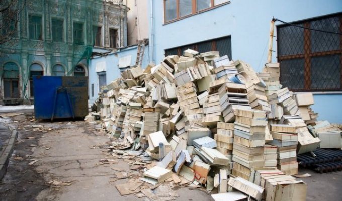 Куча необычного мусора в одном из дворов в Москве (3 фото)