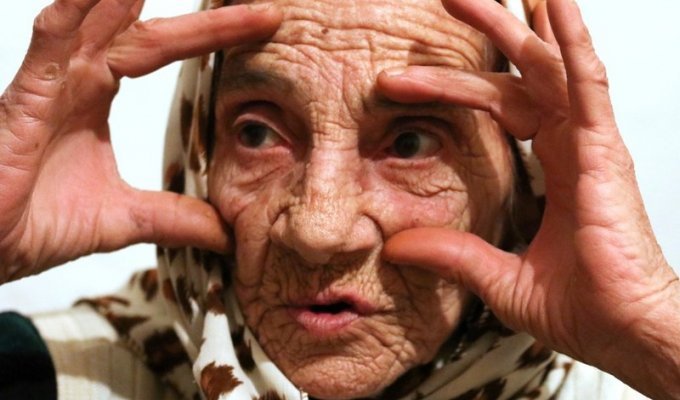 Бабушка зарабатывает на жизнь тем, что облизывает "пациентам" глаза (5 фото)