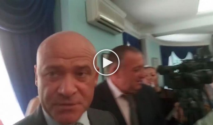 Мер Одессы Труханов вырвал с рук журналиста теелфон