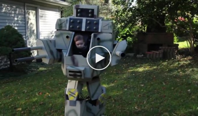 Отец сделал своему 6-месячному сыну костюм робота