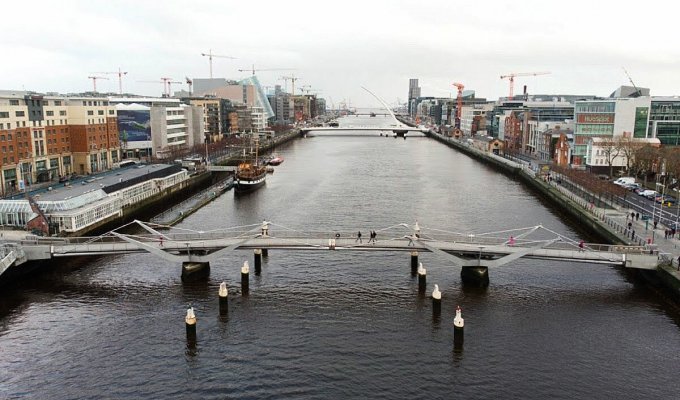 В Ирландии построили мост, но не могли развести его 4 года, потому что потеряли пульт (8 фото)