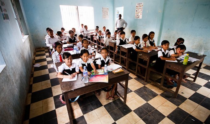 Деревенская школа в Камбодже (51 фото)