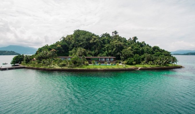Удивительный особняк с прозрачным фасадом на острове в Бразилии (10 фото + 1 видео)