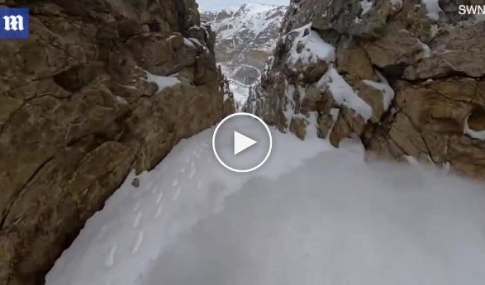 Лыжник запечатлел свой спуск по горному ущелью
