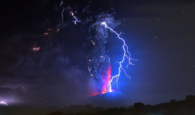Извержение вулкана Кальбуко в Чили (12 фото)