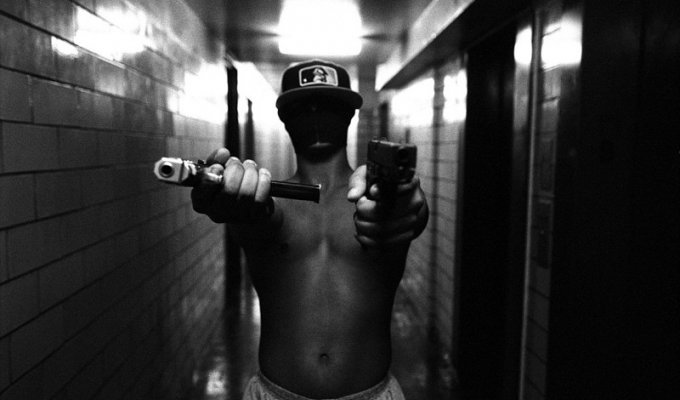 Фотограф подружился с уличными гангстерами и задокументировал их жизнь (13 фото)