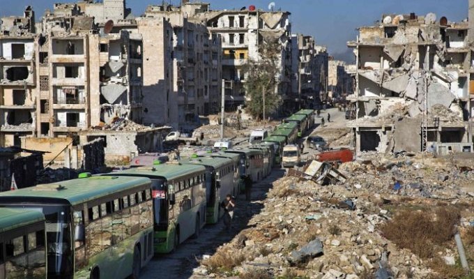 Из Алеппо потянулись колонны беженцев (11 фото)