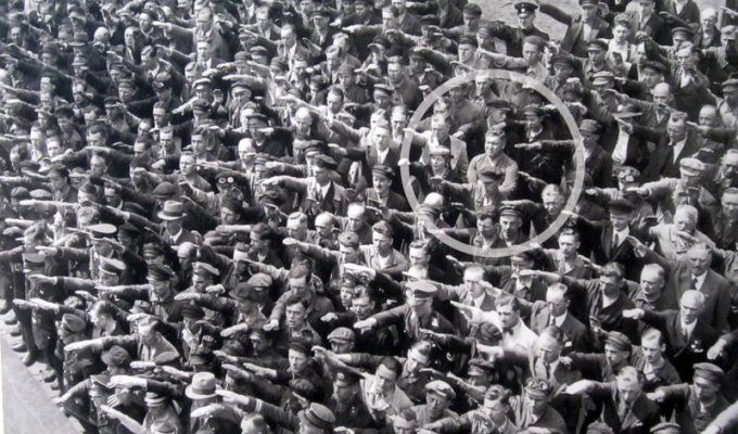 История Августа Ландмессера — человека с фотографии, не поднявшего руку в нацистском приветствии (6 фото)